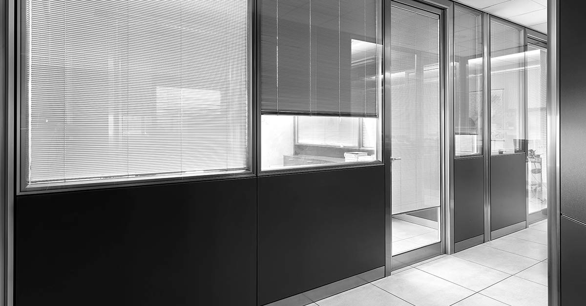 Vertical blinds: how to furnish your office with style