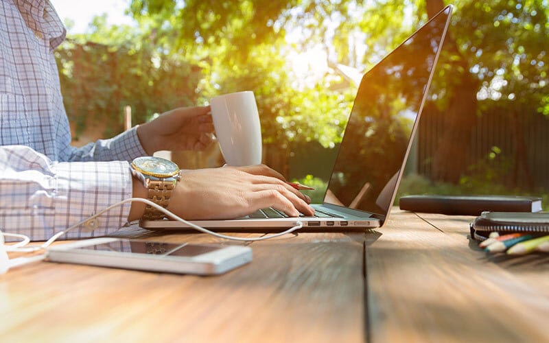 Come organizzare il tuo ufficio all'aperto nel giardino di casa