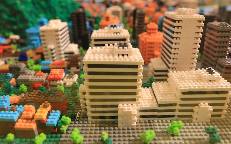 LEGO ha lanciato la sua linea di arredamento in legno